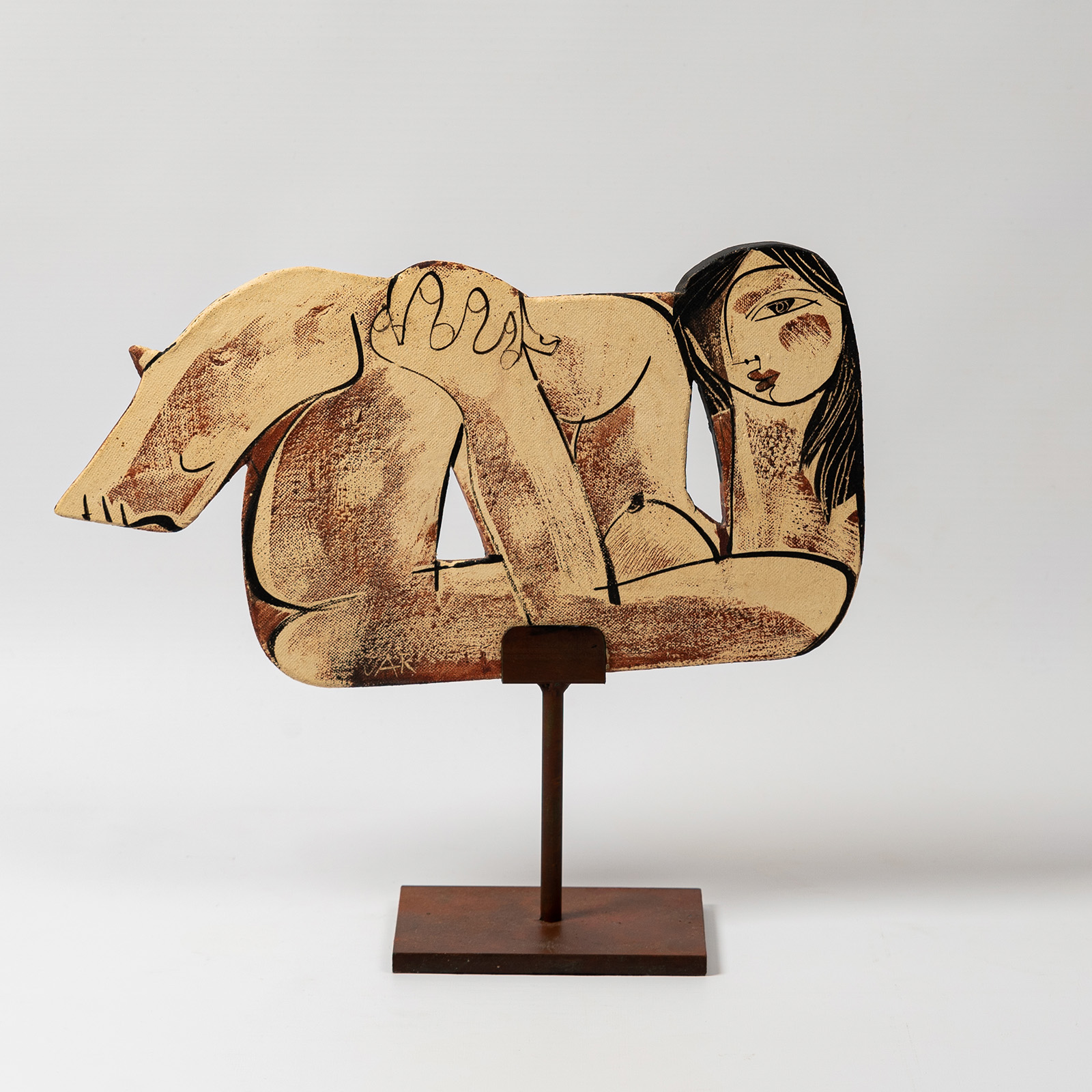 Escultura de mujer sobre stand de hierro