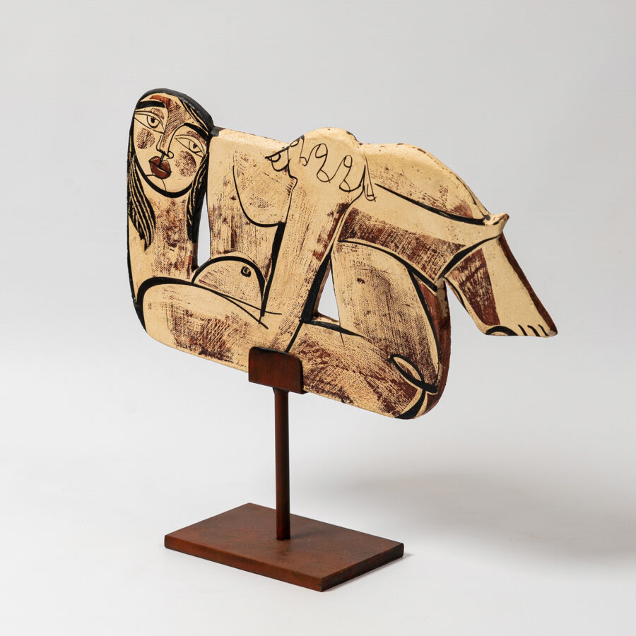 Escultura de mujer sobre stand de hierro