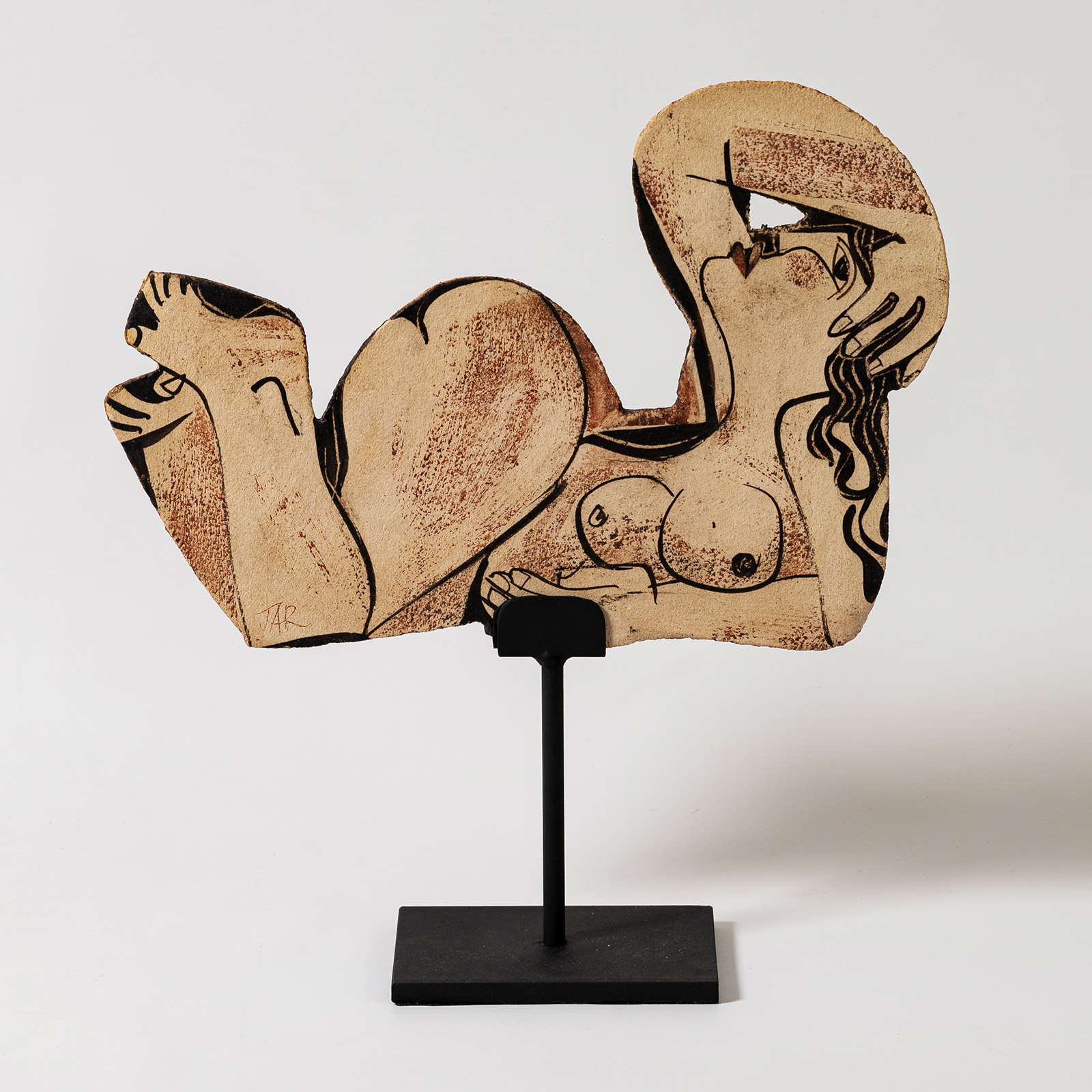 Escultura de mujer tumbada